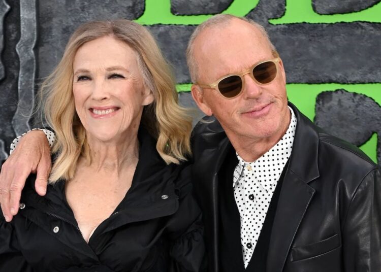Catherine O'Hara aclamada como 'uma espécie de deusa' por Michael Keaton após sua morte