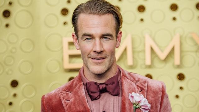 Celebridades e co-estrelas prestam homenagem