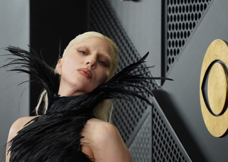 Celebridades no Grammy assumem riscos ousados ​​ao reescrever as regras da moda
