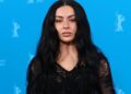 Charli XCX deslumbra com vestido transparente rendado após estreia no filme