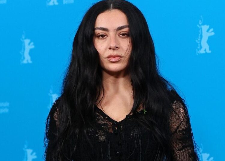 Charli XCX deslumbra com vestido transparente rendado após estreia no filme