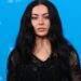 Charli XCX deslumbra com vestido transparente rendado após estreia no filme