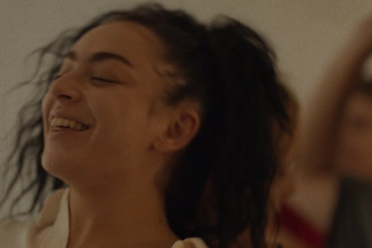 Charli XCX estrela a nova comédia anti-romântica 'Erupcja' - assista ao trailer agora! | Charli XCX, Erupcja, Jeremy O. Harris, Lena Gora, Filmes, Trailers, Will Madden | Notícias e fofocas sobre celebridades | Entretenimento, fotos e vídeos