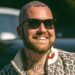 Chris Fronzak, de Attila, promovendo novos negócios que monetizam músicas tocadas durante mudanças de cenário, etc.