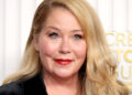 Christina Applegate faz uma rara aparição noturna em meio à batalha de MS: 'Estou tão feliz em ver você fazer isso'