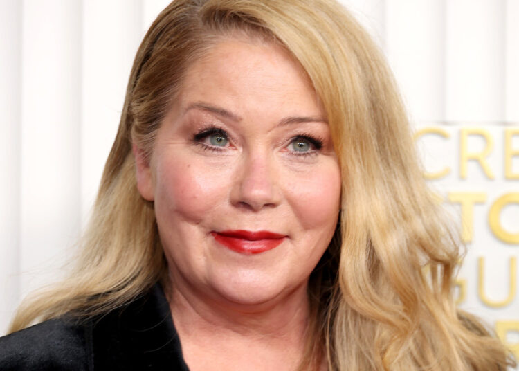Christina Applegate faz uma rara aparição noturna em meio à batalha de MS: 'Estou tão feliz em ver você fazer isso'