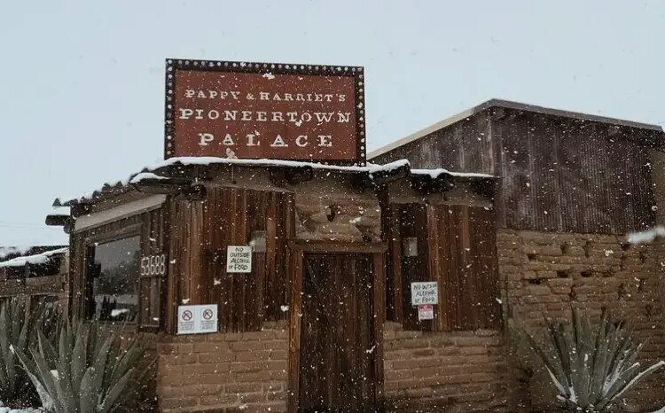 Coisas para fazer na área de Palm Springs incluem shows de Ernest e Mismiths