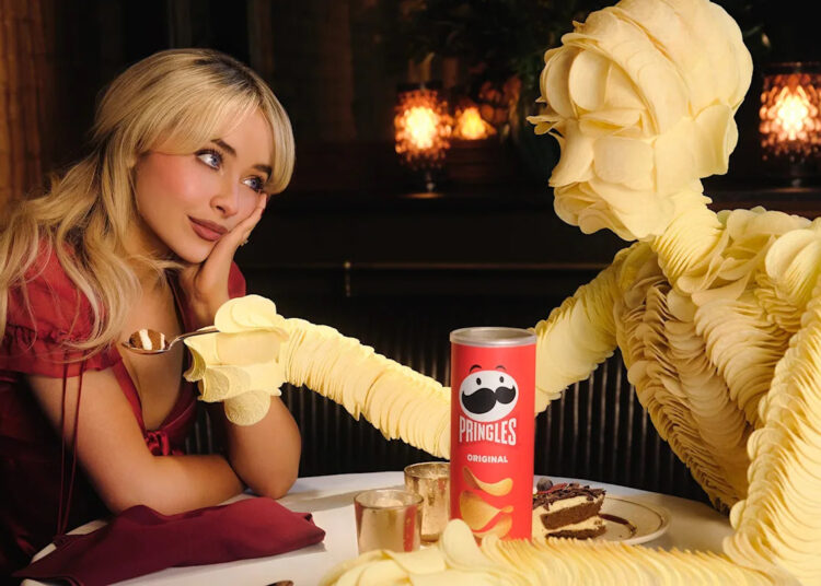 Como Sabrina Carpenter construiu um namorado feito de Pringles