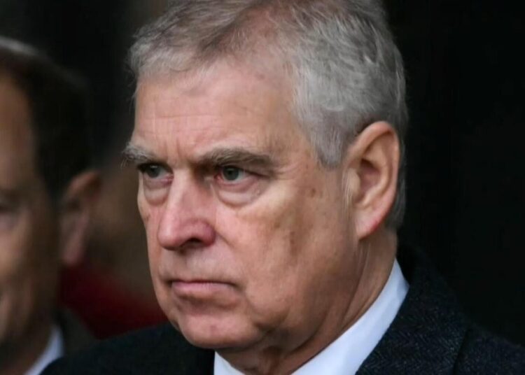 Como a família real está respondendo à prisão do ex-príncipe Andrew