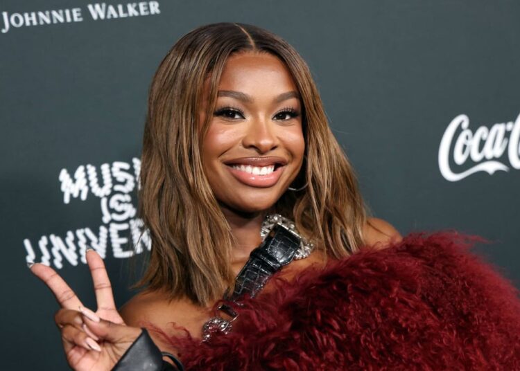 Conheça Coco Jones, a cantora de R&B que se apresentou no show pré-jogo do Super Bowl