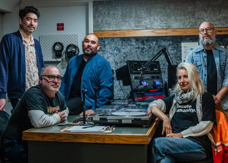 Cortes de financiamento. Demissões. Novos DJs. Qual é o futuro do KCRW na música?