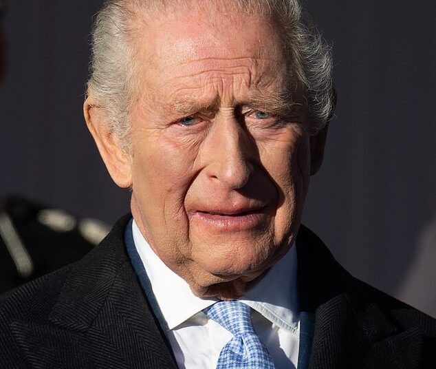 Cresce a pressão sobre King para pedir desculpas pela saga de Andrew: Mulheres abusadas por Epstein exigem o fim da 'manutenção das falhas da Família Real'