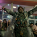 Crítica do filme Boa Sorte, Divirta-se, Não Morra: Gore Verbinski e Sam Rockwell liberam alegria ilimitada na comédia do fim dos tempos