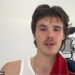 Cruz Beckham compartilha os bastidores de seu novo videoclipe enquanto os pais de Victoria fazem uma aparição surpresa que mostra o avô Tony conseguindo um papel