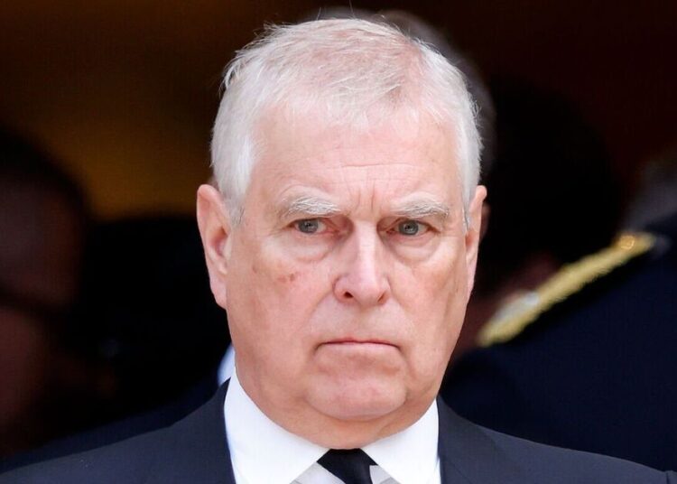 Dançarina afirma que realizou 'atos sexuais' em Andrew Mountbatten-Windsor | Real | Notícias