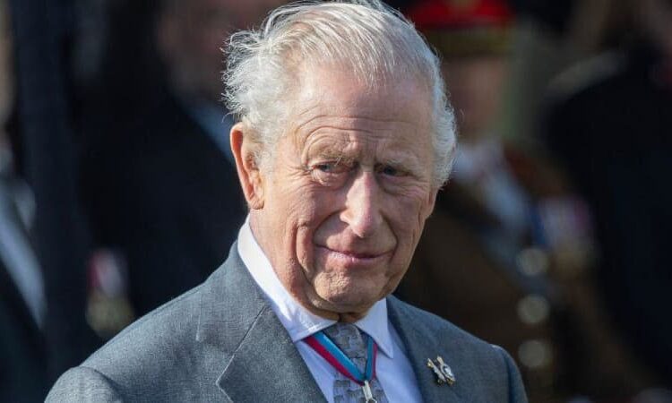 EXCLUSIVO: Como o rei Charles 'salvou a monarquia' ao retirar os títulos reais do desonrado irmão Andrew 'em última hora' antes do lançamento de novos arquivos de Epstein