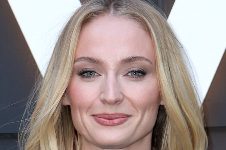 Elenco do programa de TV 'Tomb Raider' confirmado: Sophie Turner se junta a 11 atores, incluindo 3 desempenhando papéis de 'Canon'! | EG, Phoebe Waller-Bridge, Prime Video, Apresentação de slides, Sophie Turner, Televisão, Tomb Raider | Notícias e fofocas sobre celebridades | Entretenimento, fotos e vídeos