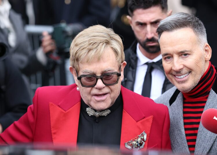 Elton John e David Furnish contam como membros da realeza, certo?
