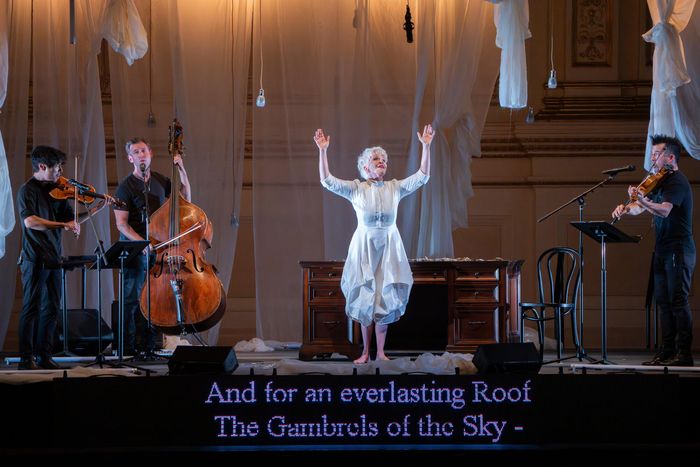 Emily Dickinson, com música nova, mata no Carnegie Hall