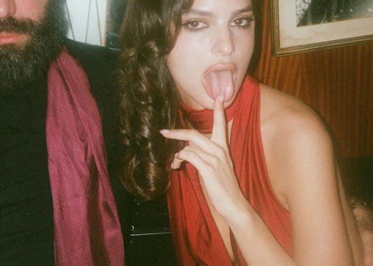 Emily Ratajkowski torna-se oficial do Instagram com o diretor Romain Gavras