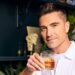 Eric Winter diz que sua família inspirou sua nova mudança de carreira