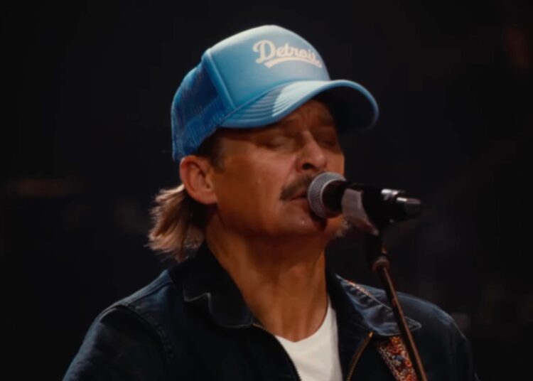 Estrelas da música country Roast Kid Rock após show do intervalo do Turning Point nos EUA