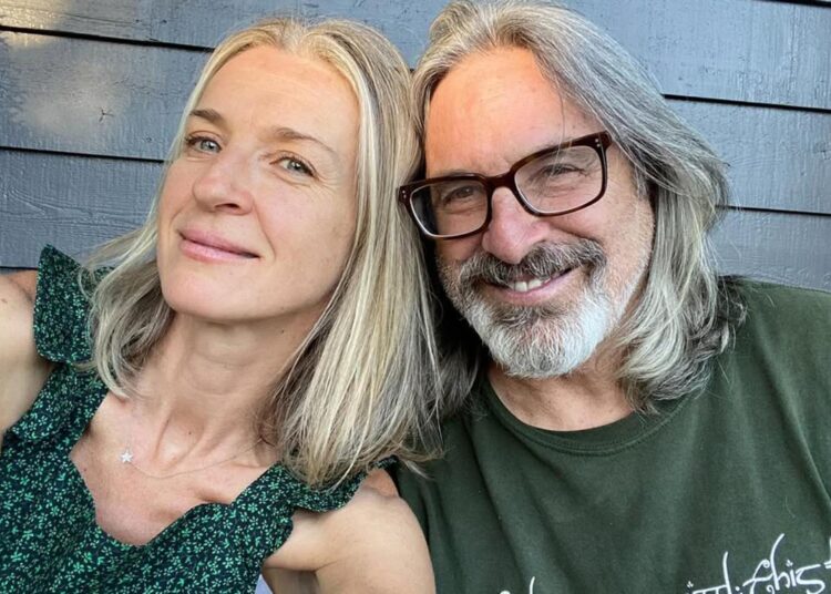 Ever Carradine detalha a 'semana mais difícil da minha vida' após a morte do pai Robert