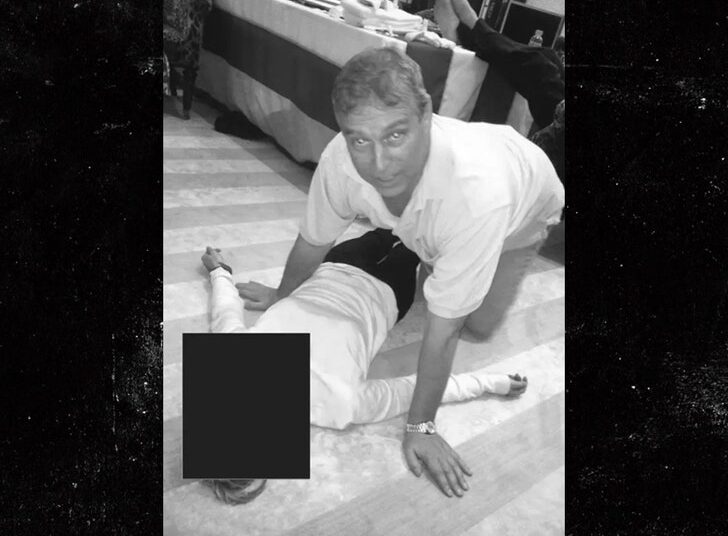Ex-príncipe Andrew fotografado agachado sobre uma mulher em arquivos de Epstein