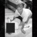 Ex-príncipe Andrew fotografado agachado sobre uma mulher em arquivos de Epstein