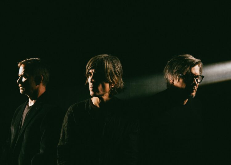 Failure anuncia novo álbum 'Location Lost' com Hayley Williams e taciturno 'The Air's On Fire'