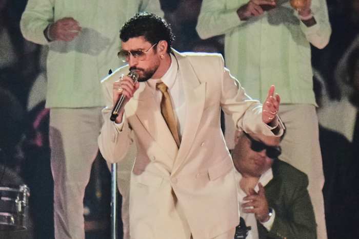 Fãs correm para aprender espanhol antes do show do intervalo do Super Bowl de Bad Bunny
