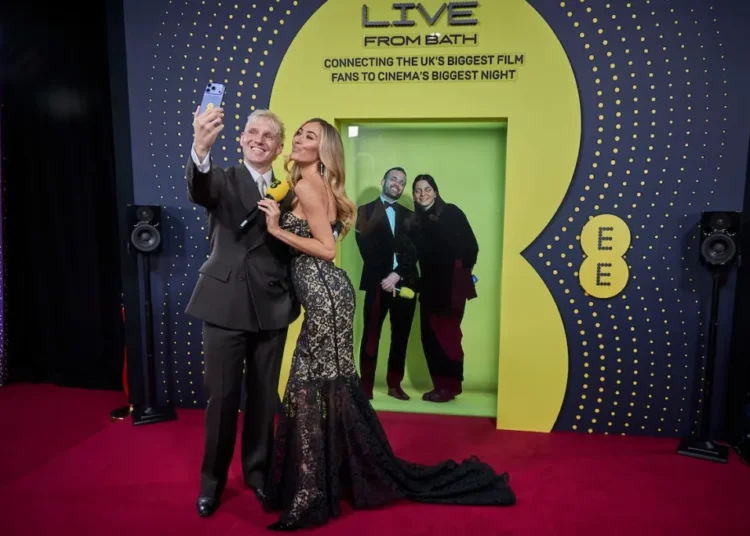 Fãs de filmes holográficos entrevistam estrelas em evento no tapete vermelho