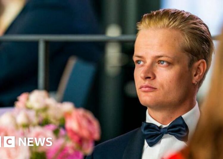 Filho da princesa herdeira Mette-Marit é preso por suposta agressão antes de julgamento de estupro na Noruega