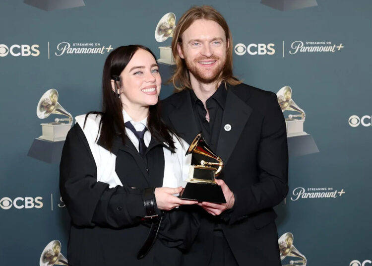 Finnea rasga 'velhos brancos muito poderosos' que ficaram 'indignados' com o discurso de Billie Eilish no Grammy