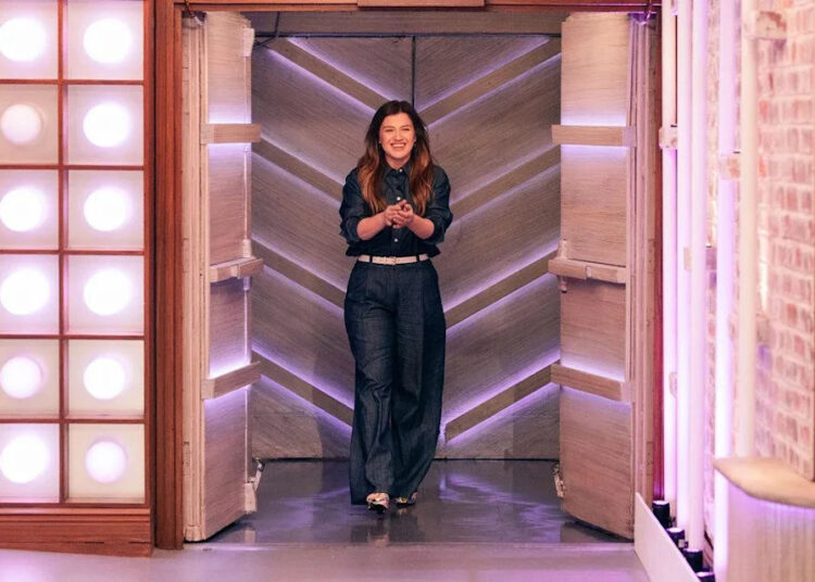 Fontes compartilham o verdadeiro motivo de Kelly Clarkson sair do talk show ‘Daily Grind’