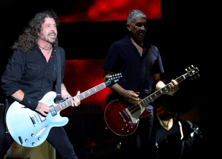 Foo Fighters provoca o futuro da música ao lançar um álbum com riffs