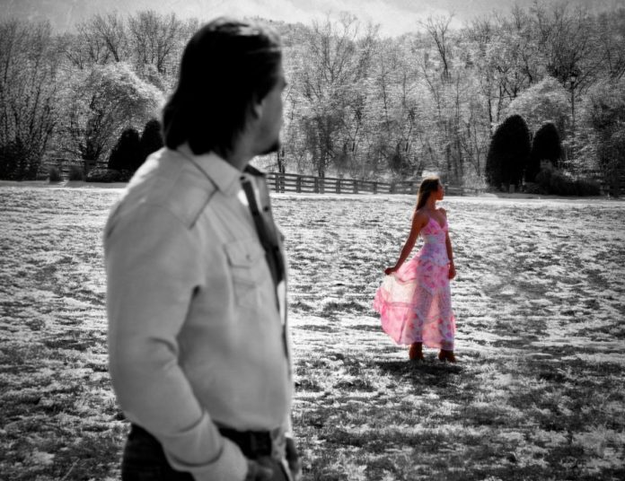 Gavin Adcock retorna com nova música “Colorblind” e anuncia datas da turnê