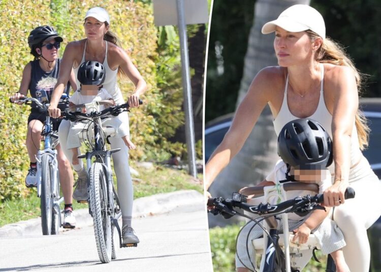 Gisele Bündchen aproveita passeio de bicicleta à tarde com filho bebê em Miami