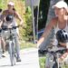 Gisele Bündchen aproveita passeio de bicicleta à tarde com filho bebê em Miami