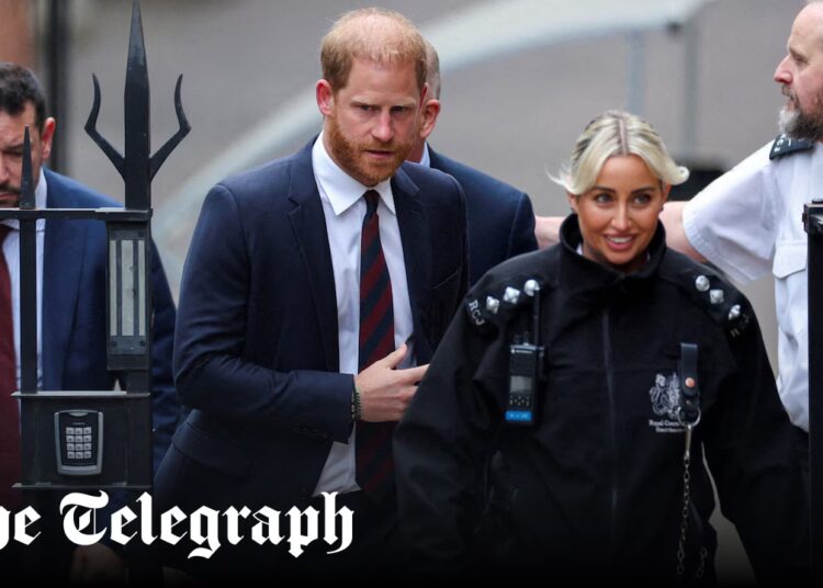 Hacker de telefone trabalhando para o Príncipe Harry 'tentou chantagear o chefe do Mail'