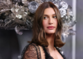 Hailey Bieber brilha em vestido de grife vintage para baile de verão da 'Vogue Australia'