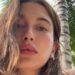 Hailey Bieber traz Mini Energy elegante para evento Rhode