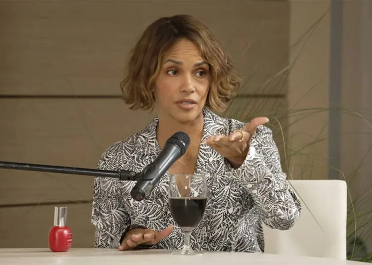 Halle Berry revela a principal coisa que ela não faz mais no quarto durante seu noivado com Van Hunt