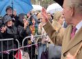 Heckler confronta o rei Charles sobre o irmão desgraçado durante a visita real