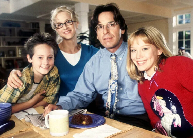 Hilary Duff compartilha uma homenagem emocionante ao pai de “Lizzie McGuire”, Robert Carradine: 'Este dói'