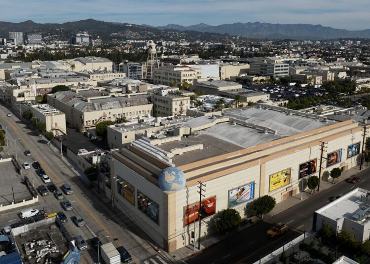 Hollywood fala sobre a Paramount de olho na Warner Bros.