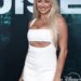 Homens assustadores vistos espreitando no quintal de Lindsey Pelas em Los Angeles