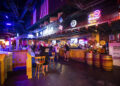 Hora de ir: uma festa de dança e entretenimento ao vivo no Gilley's