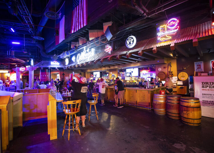 Hora de ir: uma festa de dança e entretenimento ao vivo no Gilley's