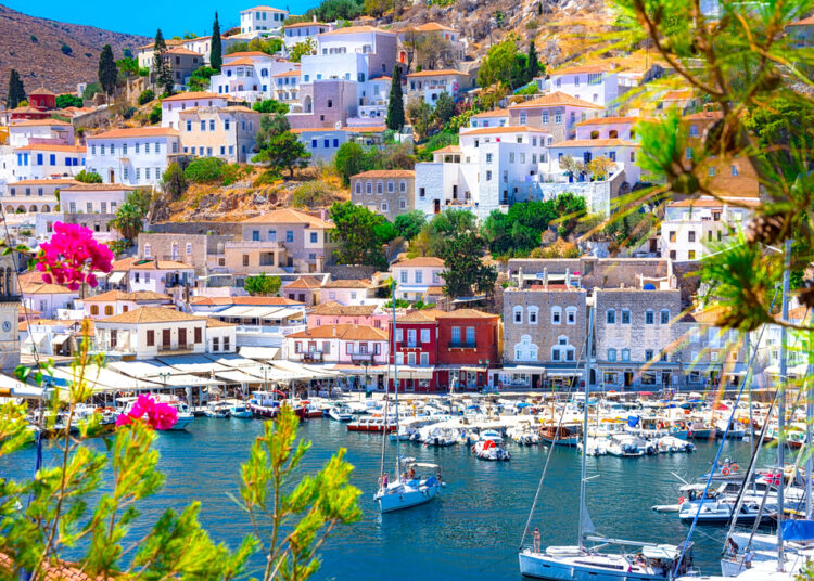 Hydra em destaque como Brad Pitt Films on Island